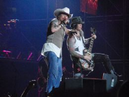 Guns N' Roses atrasa show mas empolga Braslia