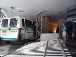 Van invade prdio na Zona Sul do Rio e deixa quatro pessoas feridas