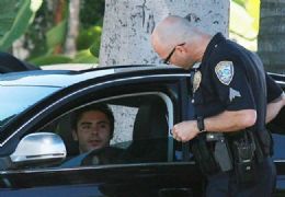 Zac Efron  parado por policial em Hollywood