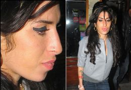 Amy Winehouse exibe piercing no nariz durante passeio em Londres