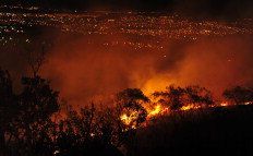 Em 24h, fogo destroi cerca de 60% da rea do morro de Santo Antnio