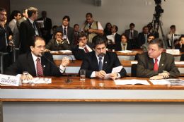 Comisso de Agricultura e Reforma Agrria (CRA) durante audincia pblica sobre consumo de agrotxicos no Brasil. Na direita, Blairo Maggi (PR-MT)