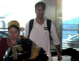 Marcelinho chegando ao aeroporto de Istambul