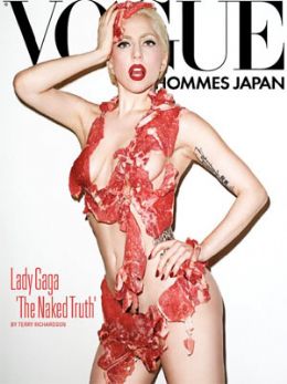 Lady Gaga aparece 'vestindo' apenas carne crua em capa de revista