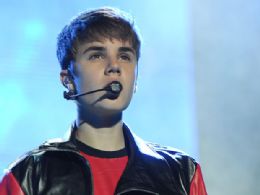 Justin Bieber faz show em SP sem 'canja' da namorada