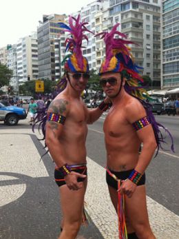 Irmos homossexuais celebram a unio familiar na Parada Gay do Rio