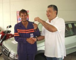 Osvaldo recebe as chaves do presidente da CDL, Afonso Teschima