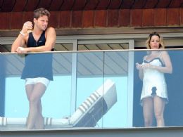 Faro e Danielle Winits aparecem na varanda do hotel com roupas ntimas