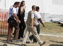 Angelina Jolie vai ao hospital dos Mdicos sem Fronteiras no Haiti