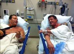 Schwarzenegger posta foto com Stallone em hospital