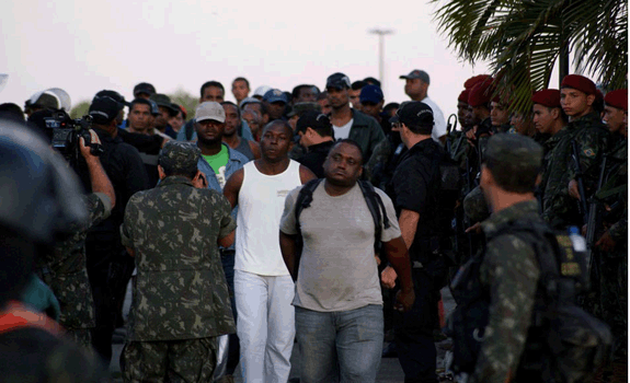 PMs em greve na Bahia deixam a Assembleia; lderes so presos fotos