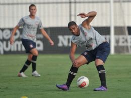 Adriano deve ficar fora do time do Corinthians que enfrentar o Guarani