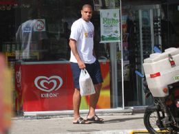 Adriano foi visto nesta quinta em uma loja de convenincias na Barra da Tijuca, na Zona Oeste