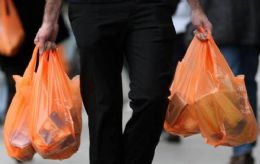Supermercados de SP devem deixar de dar sacolas em 2012, diz Apas