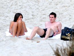 Messi descansa e tenta pegar um bronzeado em praia no Rio