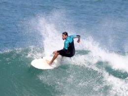 Cau Reymond surfa na praia da Barra