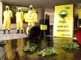Greenpeace faz protesto contra explorao de petrleo no pr-sal