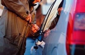 Trs pessas so presas acusadas de roubar carros na Baixada
