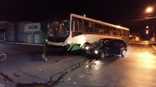 Motorista fica ferida aps furar sinal vermelho em alta velocidade e colidir com nibus;  fotos