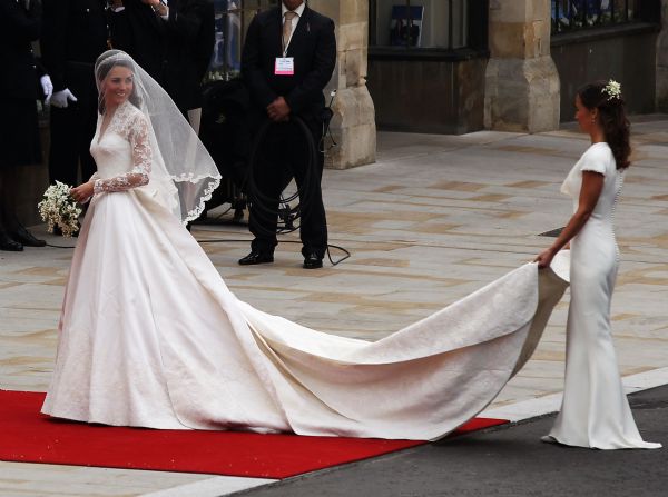 No ms das noivas, veja os vestidos das famosas  que deram o que falar; ( Veja fotos )