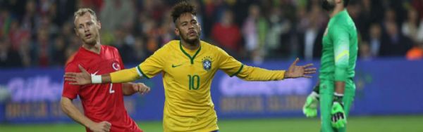 Neymar chega a 42 gols pelo Brasil e  ovacionado por turcos