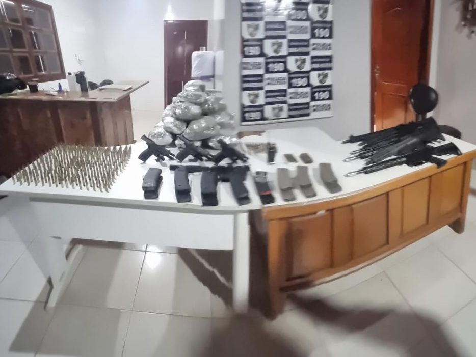 Polcia Militar apreende arsenal com pistolas e fuzis dentro de carro