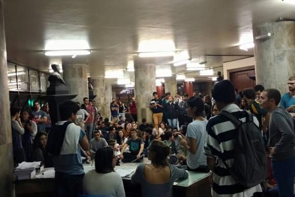 Juiz impede estudantes da UFMG realizarem assembleia sobre impeachment