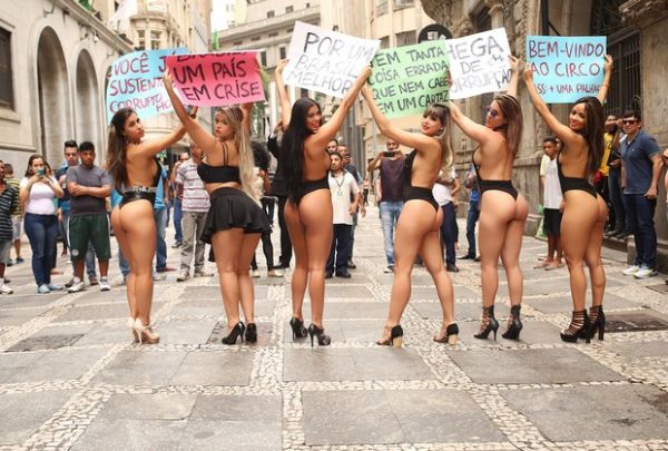 Modelos tomam as ruas de SP em protesto contra a corrupo