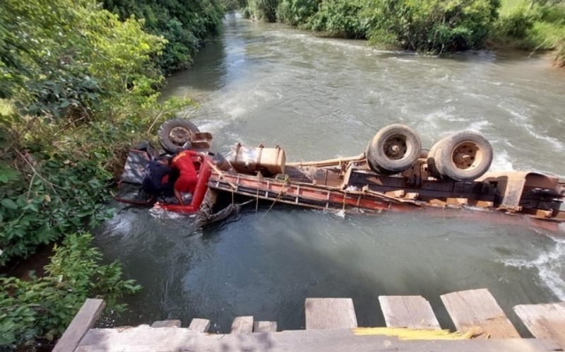 Motorista morre aps ficar preso s ferragens de caminho que caiu de ponte em rio