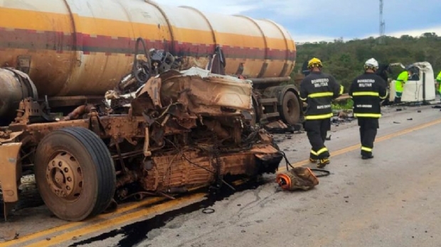 Caminhoneiro morre aps ser arremessado de veculo de carga que colidiu com carreta