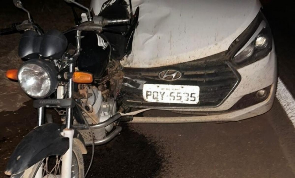 Batida entre carro e motocicleta mata duas pessoas na MT-100