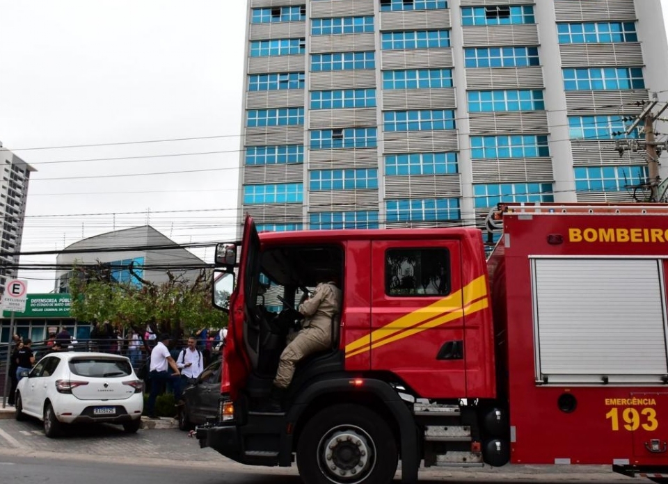 Funcionrios so evacuados em princpio de incndio dentro de prdio na Avenida do CPA; veja vdeo
