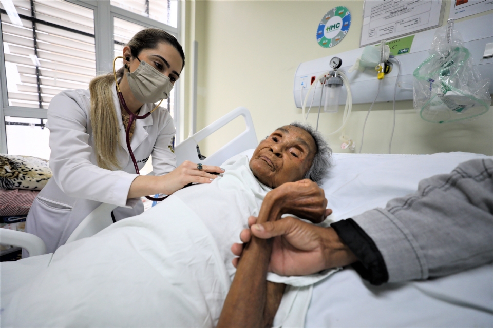 Aps mais de um ano em coma, idosa de 85 anos apresenta melhora e acorda em hospital de Cuiab
