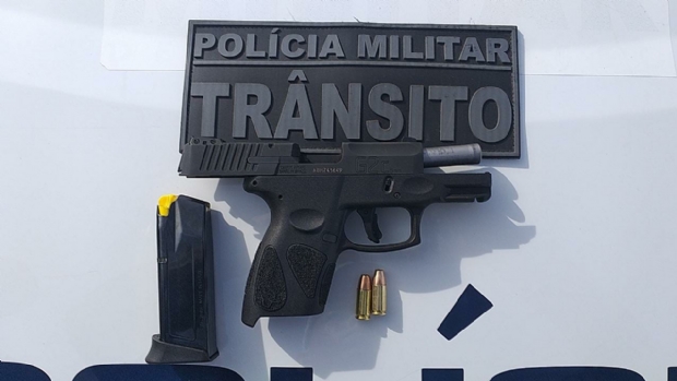 Suspeito com registro de colecionador  preso disparando pistola em avenida