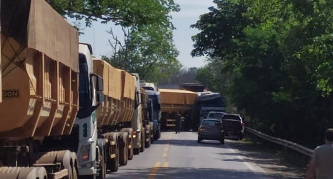 Acidente entre duas carretas deixa Rodovia dos Imigrantes totalmente bloqueada