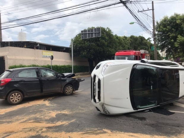 ​Mitsubishi tomba aps coliso com Ford Ka no cruzamento da So Sebastio; fotos e vdeos 