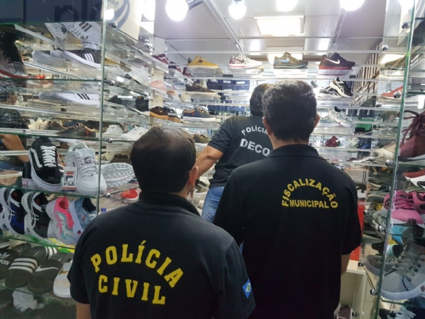 Decon e Procon apreendem 605 calados pirateados no Shopping Popular