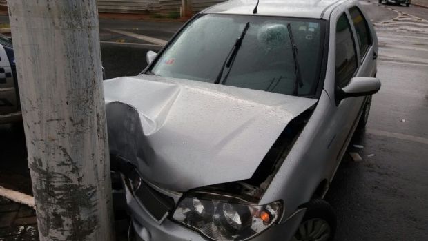 Carro  abandonado aps coliso contra poste no Jardim Cuiab