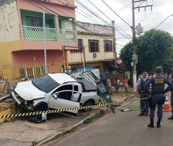 Motorista embriagado colide contra ponto de nibus e atropela trs mulheres; uma em estado grave