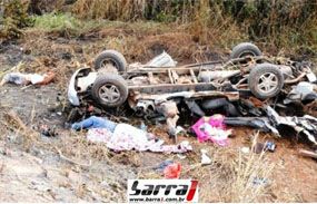 Caminhonete capota, cai em barranco e 3 da mesma familia morrem; (fotos)