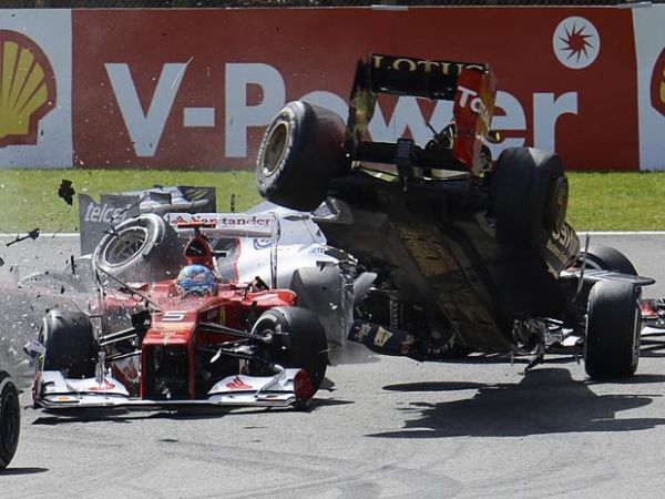 Veja acidente que tirou da prova Hamilton, Alonso, Prez e Grosjean