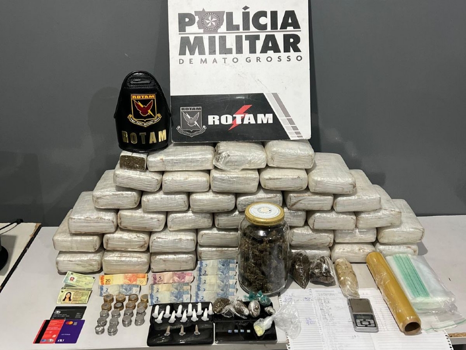 Trio  preso aps polcia encontrar 38 tabletes de maconha escondidos no porta-malas de carro