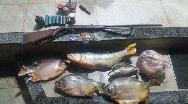 Pescado irregular, espingarda e munies so apreendidos em stio