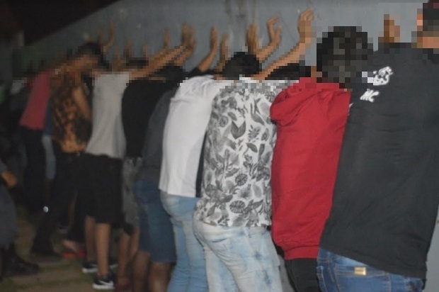 Dois so presos e nove adolescentes apreendidos em festa regada a drogas e bebidas alcolicas