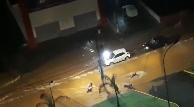 Aps temporal, rua vira 'rio' e correnteza arrasta veculos em Cuiab; veja vdeo