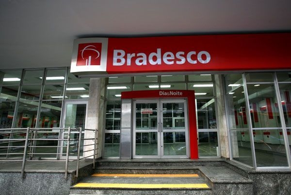 Criminosos invadem agncia bancria e arrombam cofre na madrugada