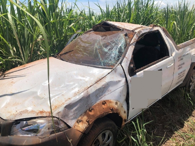 Ex-vereador e filho ficam feridos aps picape capotar e parar em plantao de cana-de-aucar;  fotos 