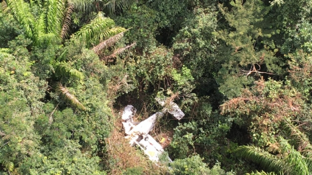 Polcia localiza avio furtado em regio de mata e identifica membros de quadrilha