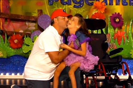 Menina com paralisia dana com ajuda de pai e arranca lgrimas em concurso dos Estados Unidos