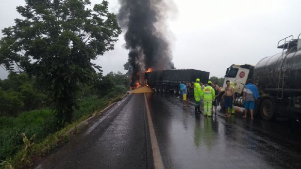 Engavetamento de seis veculos derrama carga de milho e deixa rodovia interditada